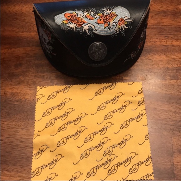 Ed Hardy eye glass case & towel unisex. - Picture 2 of 7